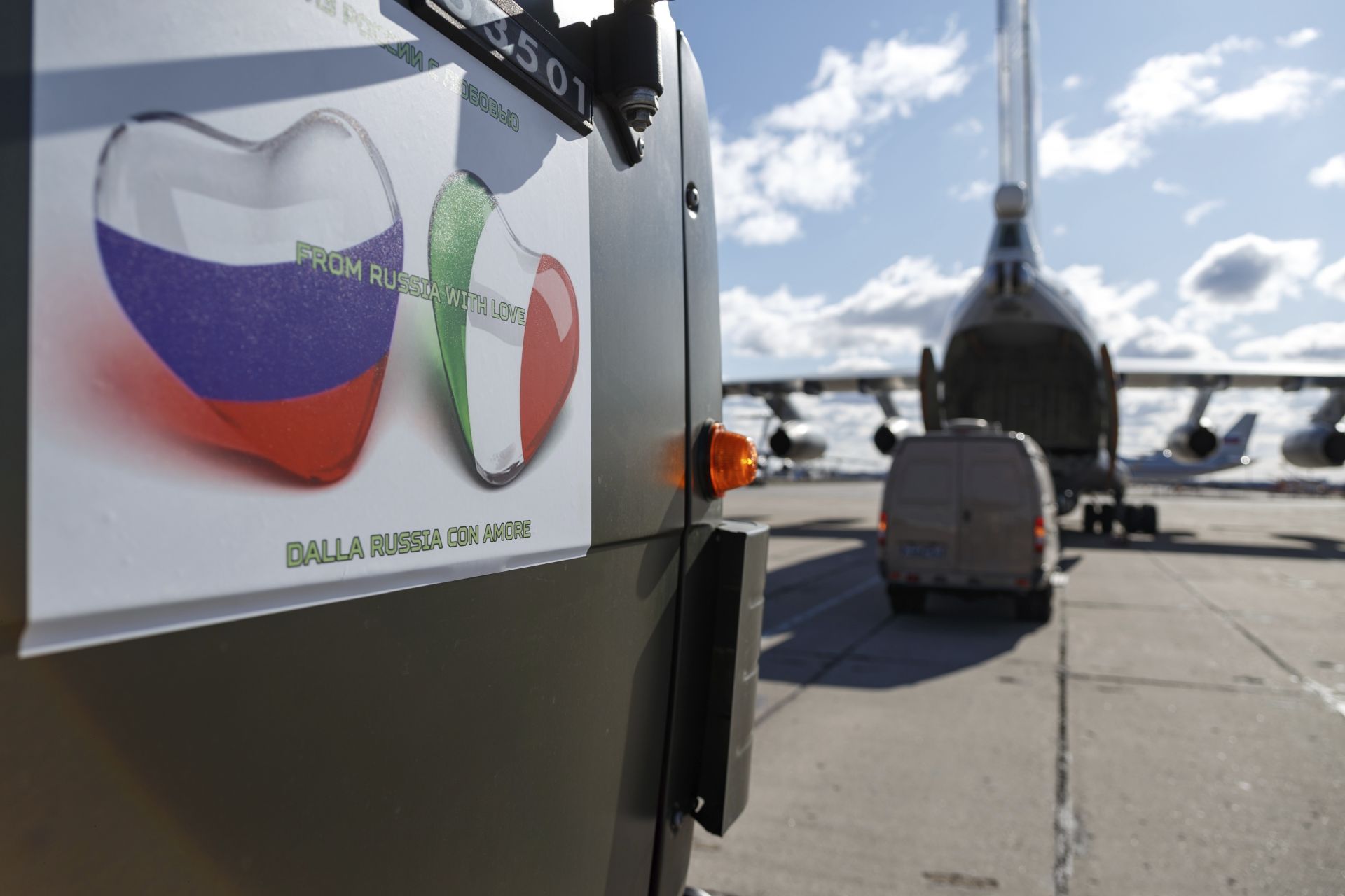 Руски военни самолети доставят помощ на Италия
