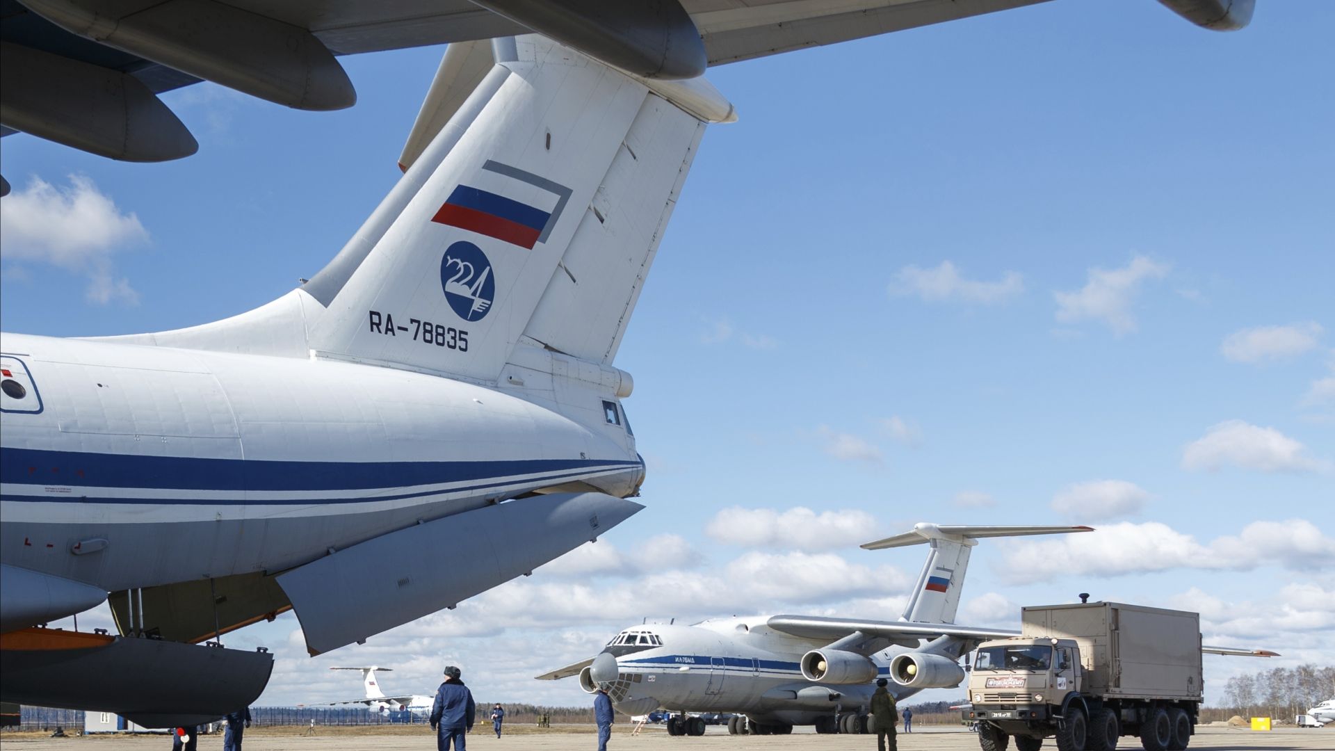 Руски военнотранспортен самолет се разби с 15 души на борда, всички са загинали (видео)