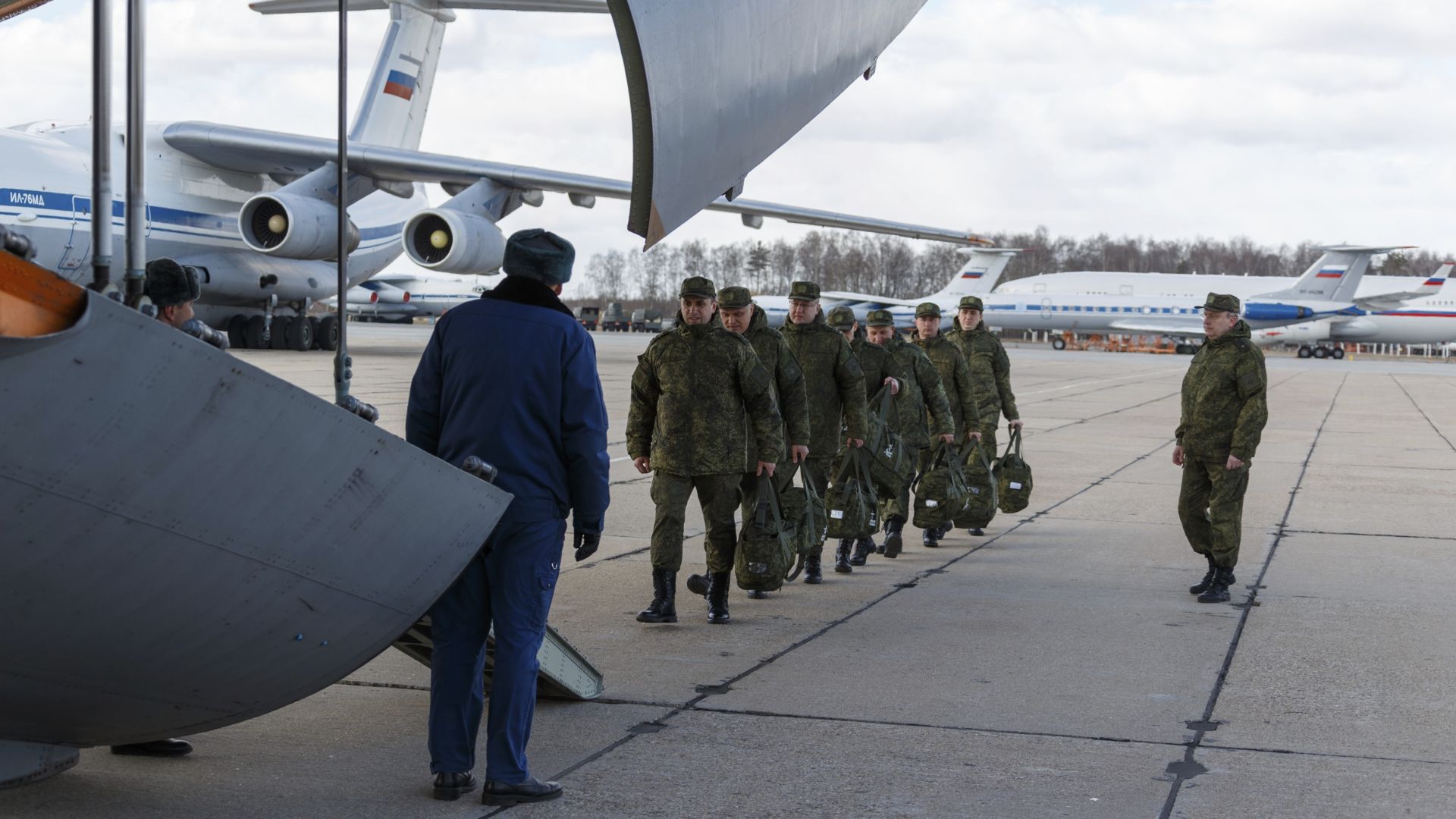 Какво знаем за военните вирусолози, които Русия изпрати в Италия? (снимки и видео)