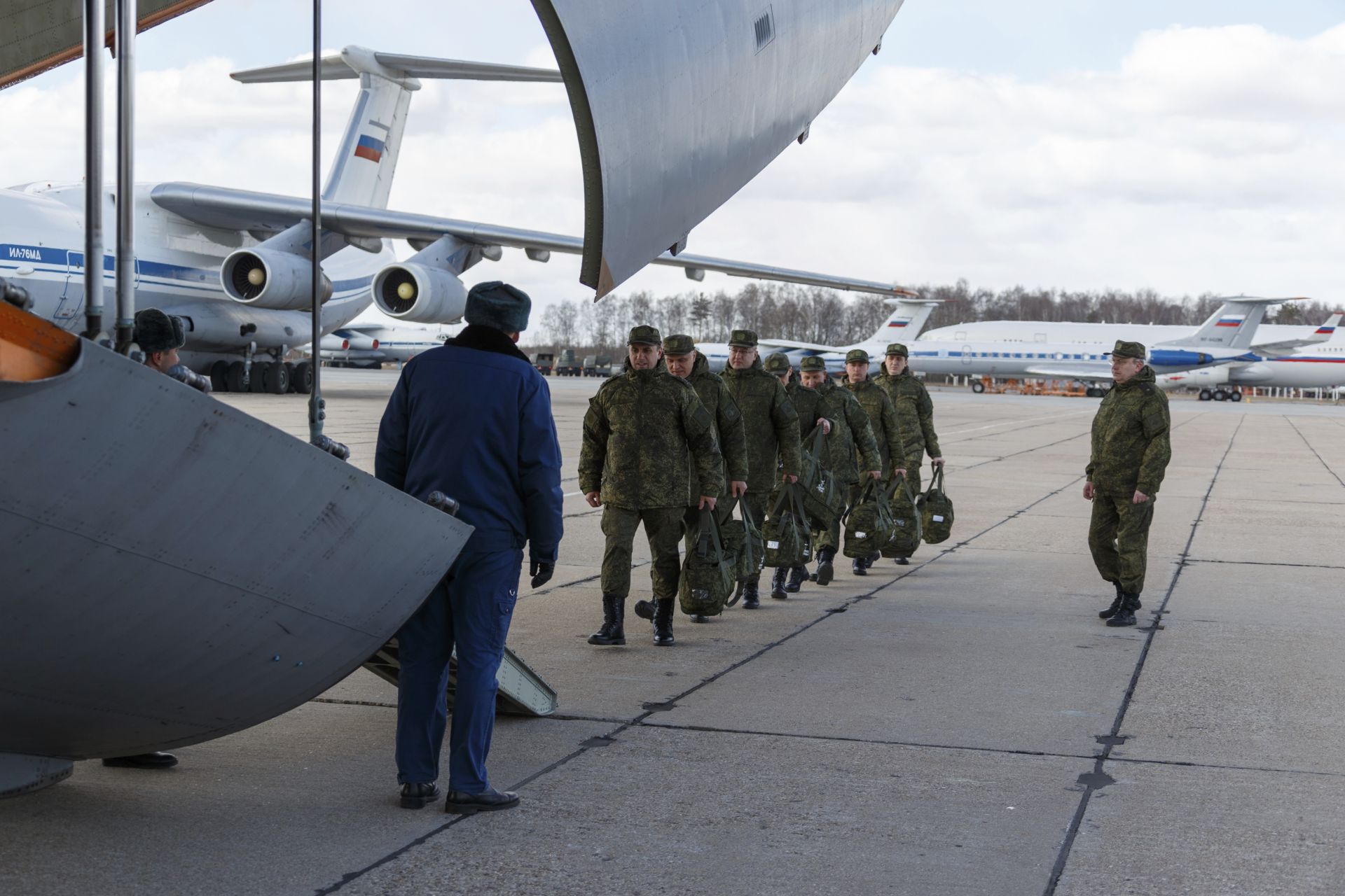 Руски военни вирусолози се качват заминават в помощ на Италия 