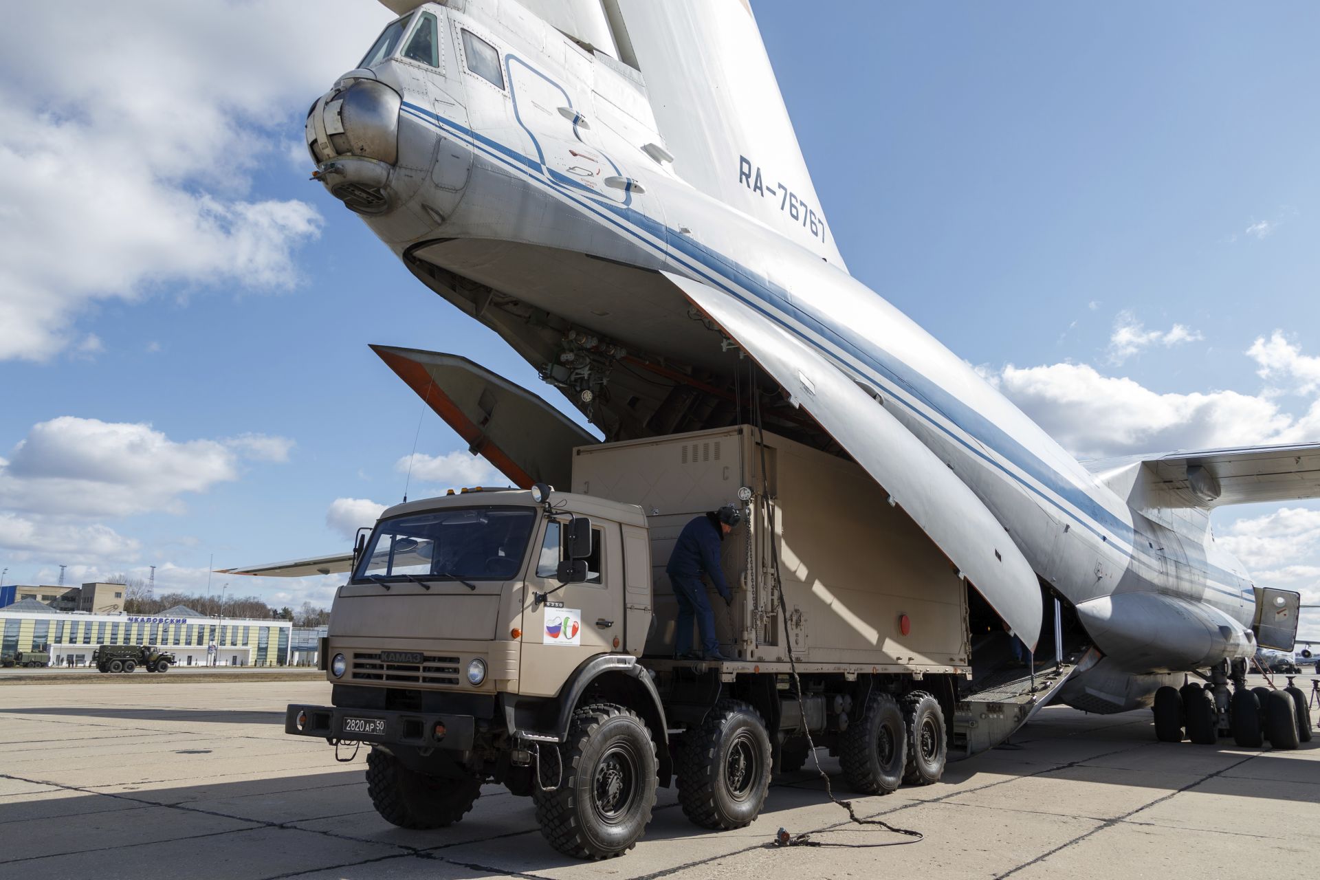 Руски военни товарят оборудването на Италия