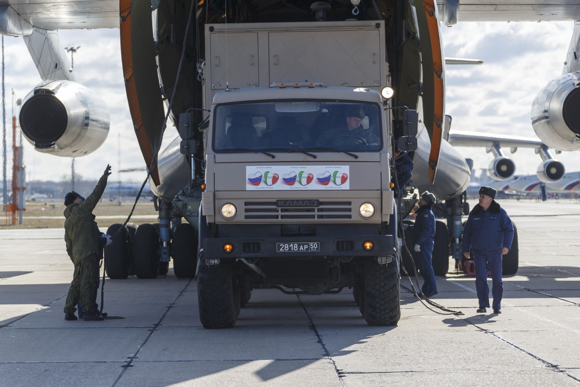 Руски военни товарят оборудването за Италия