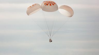 Парашутите дестабилизираха космически кораб на SpaceX