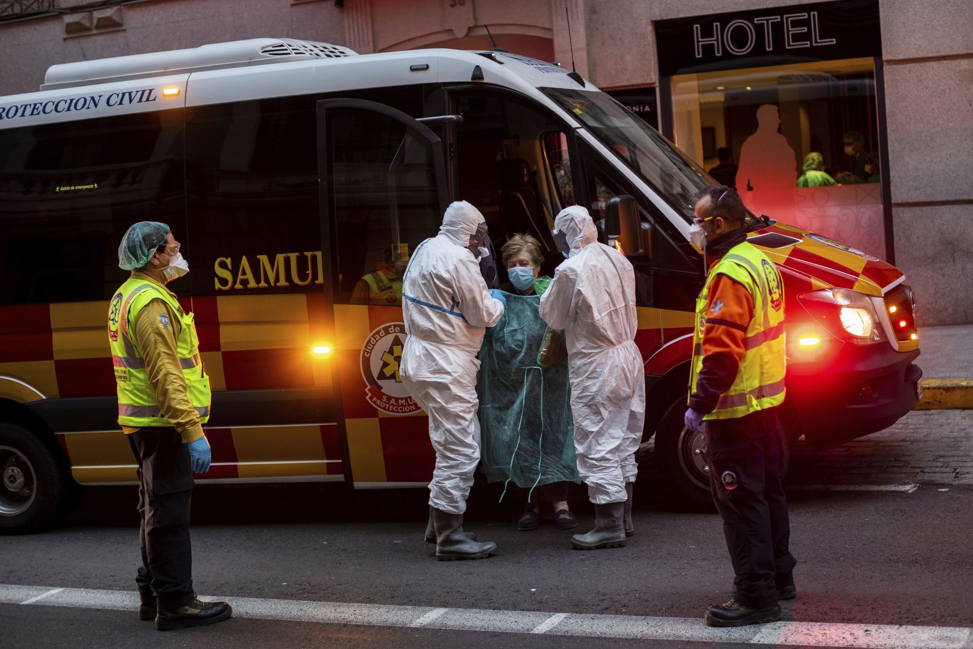 Настаняват заразена в болница в Мадрид