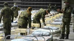 Сто войници изградиха за три часа полева болница в зала "Арена Русе" (снимки)