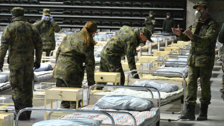 Сто войници изградиха за три часа полева болница в зала "Арена Русе" (снимки)