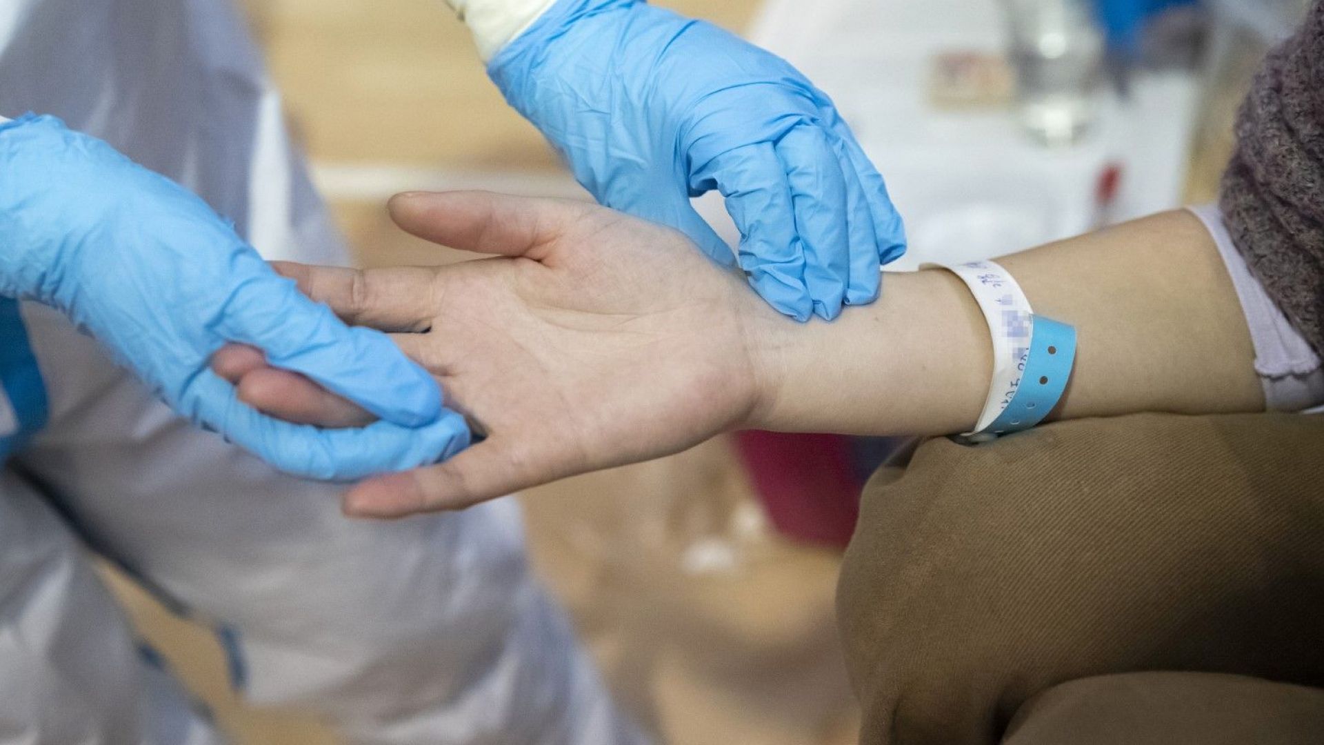 Четири терапии срещу новия коронавирус изпробват в Европа: кои са и дават ли шанс