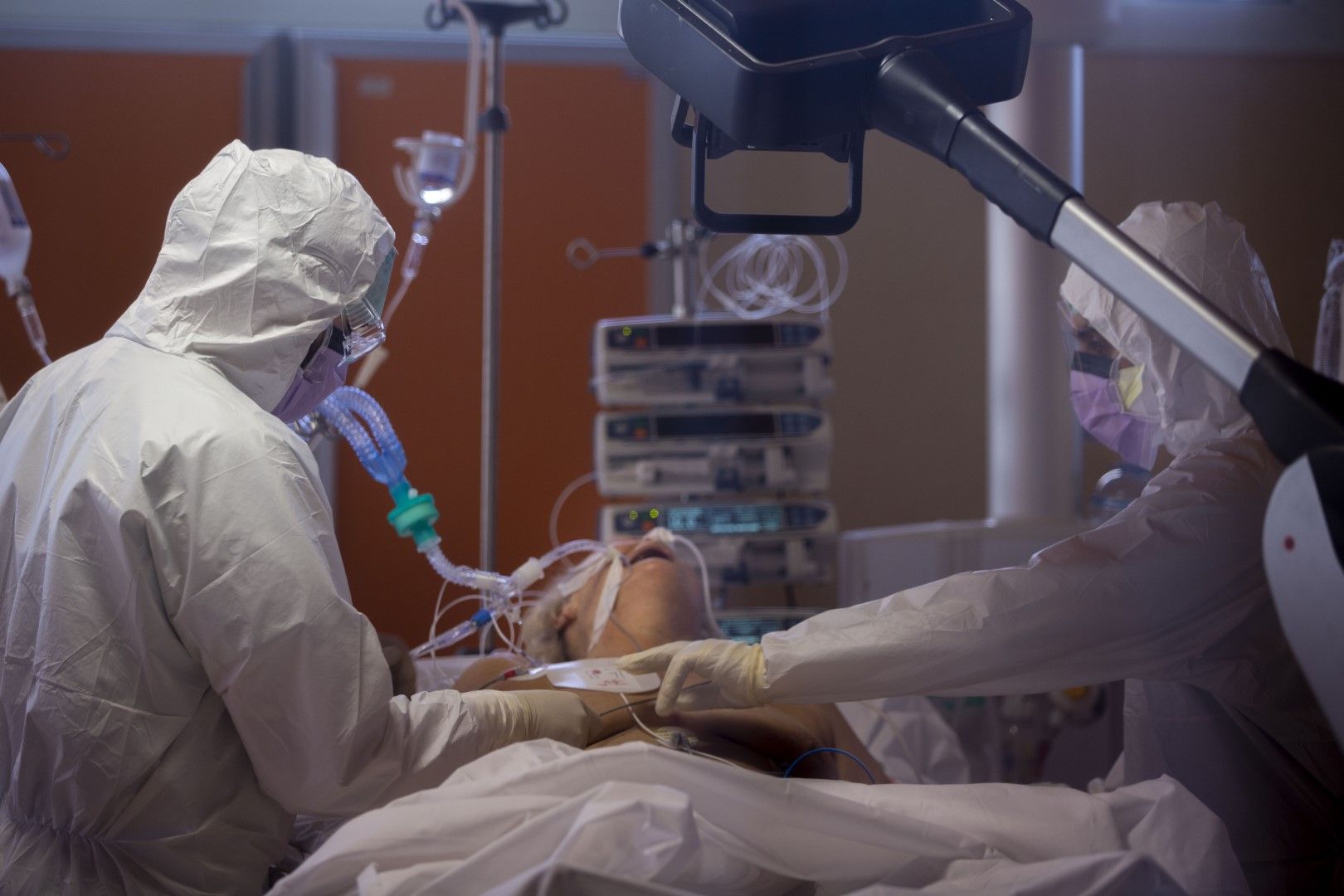 Лекари се борят за живота на поредния заразен в болница в Рим