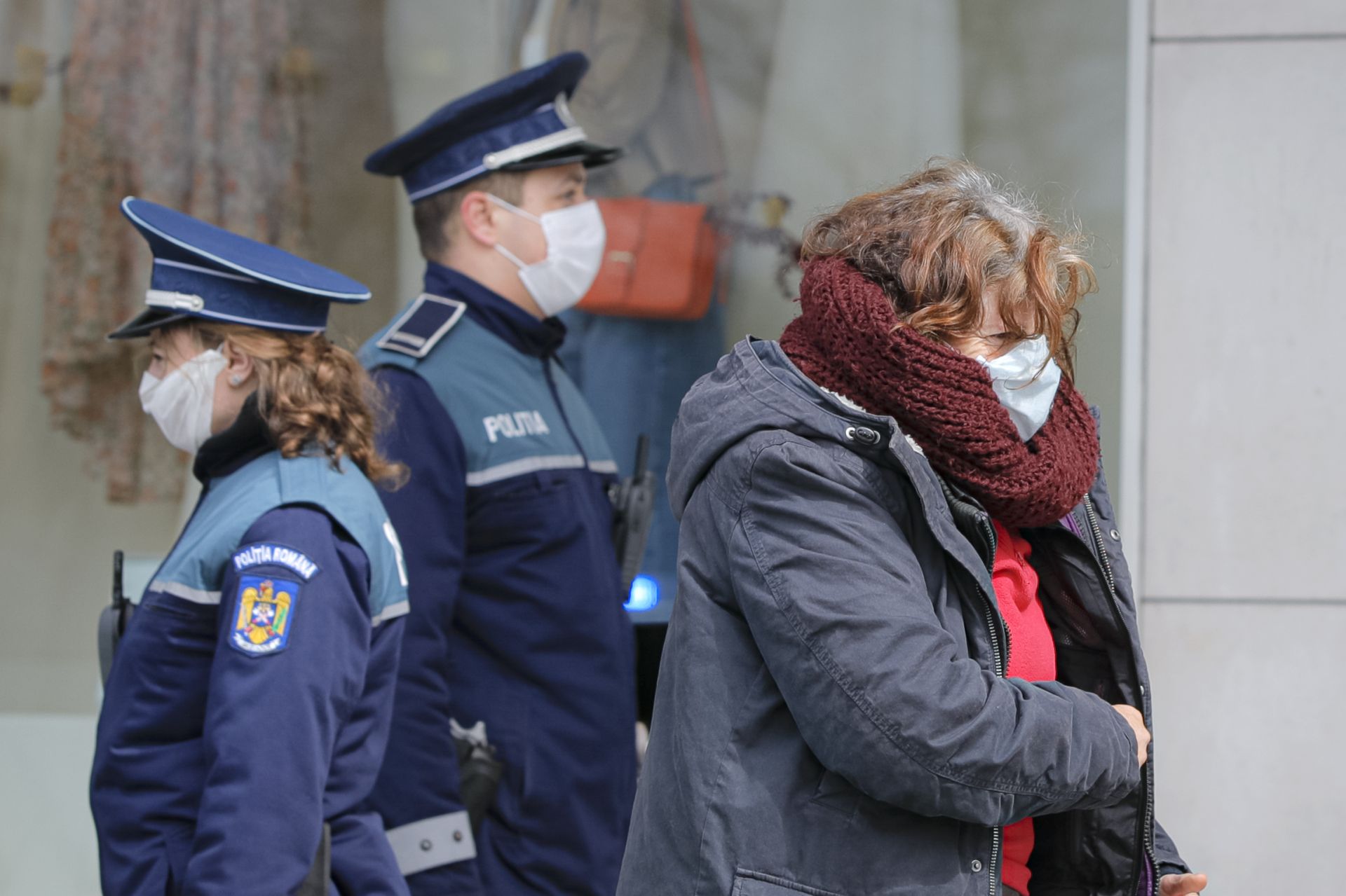 И полицаи, и граждани в Букурещ са с маски