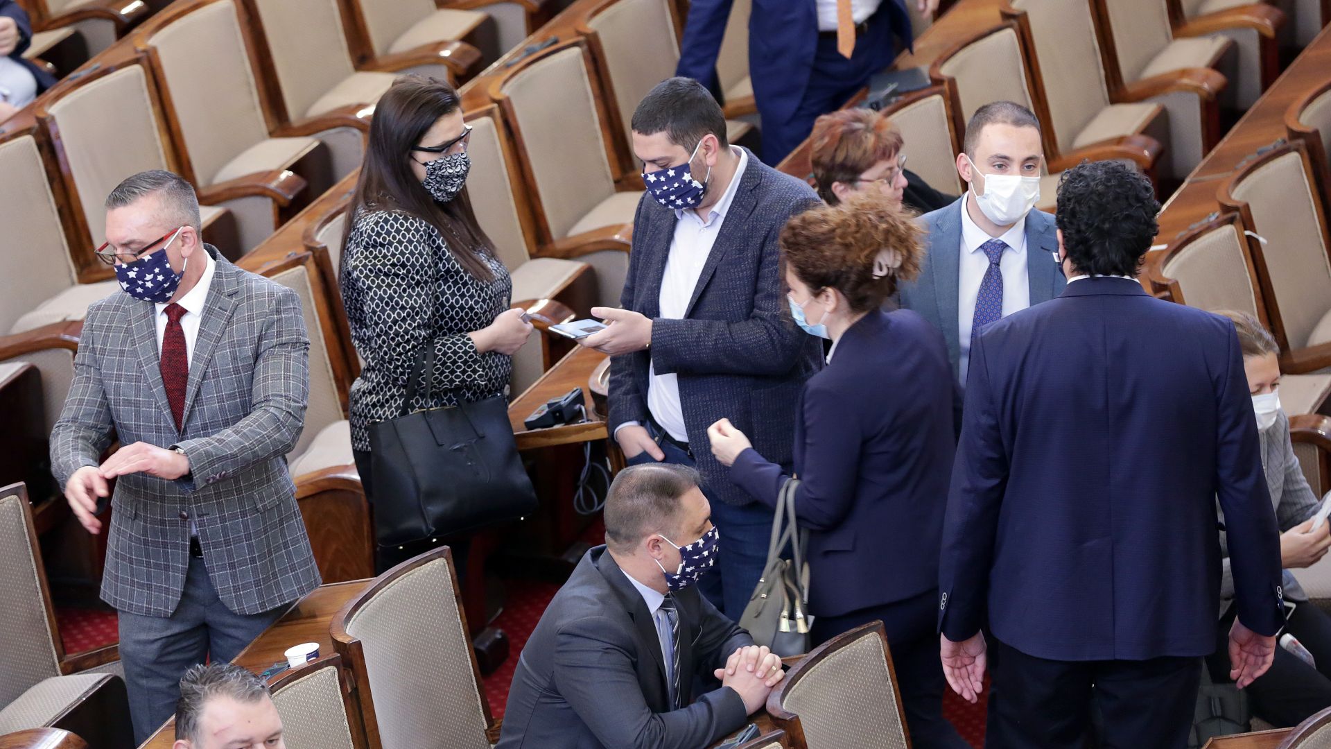 Народните представители продължават да вземат заплати въпреки че гласуваха преди