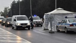 Здравният министър облекчи преминаването през КПП-тата в градовете