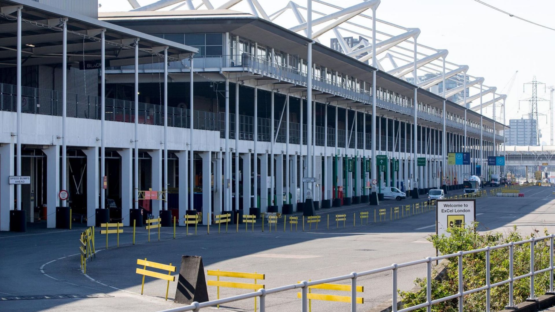 Лондон Експо център Ексел се превръща във временна болница с