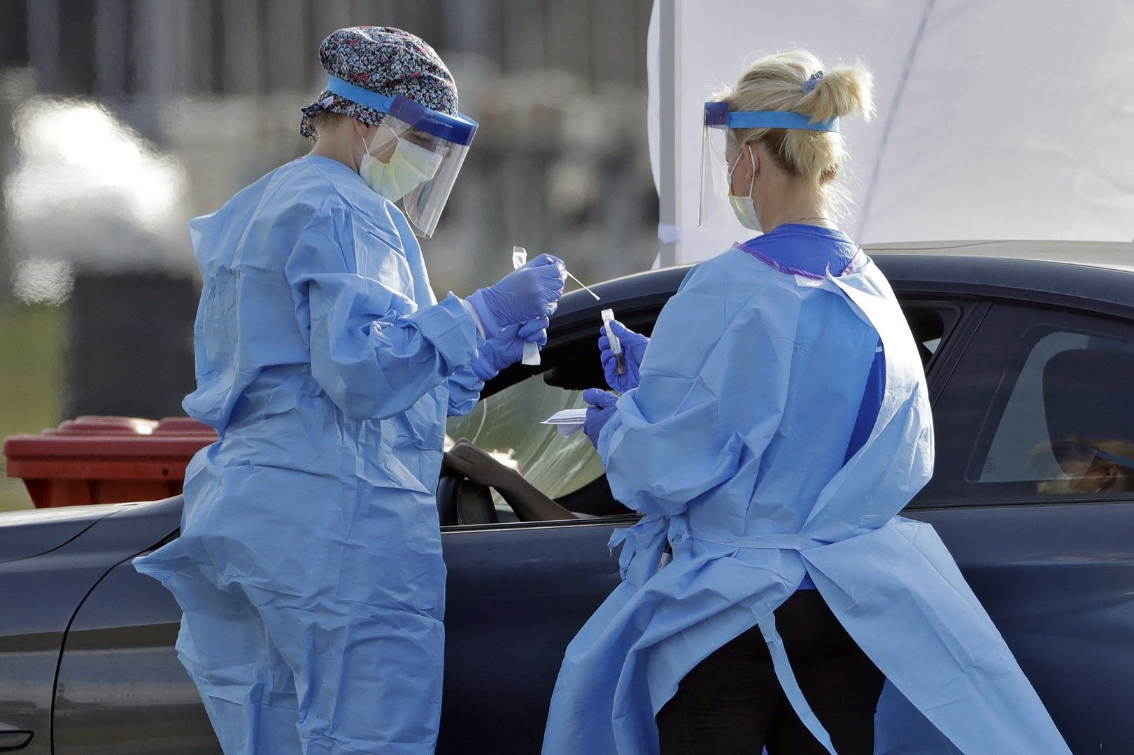 Медици правят тест за коронавирус на паркинг в Тампа, Флорида