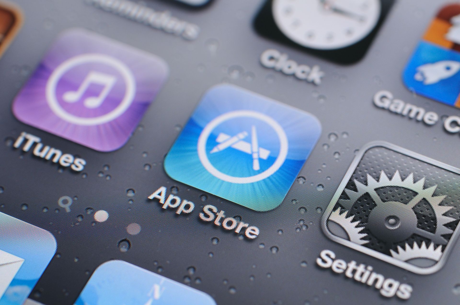  "Епъл" призова ползвателите на айФон (iPhone) и айПад (iPad) да направят актуализация на устройствата си, за да отстранят недостатъци в сигурността