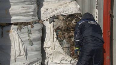 Товарят последните 25 контейнера с боклук за Италия от пристанище Варна