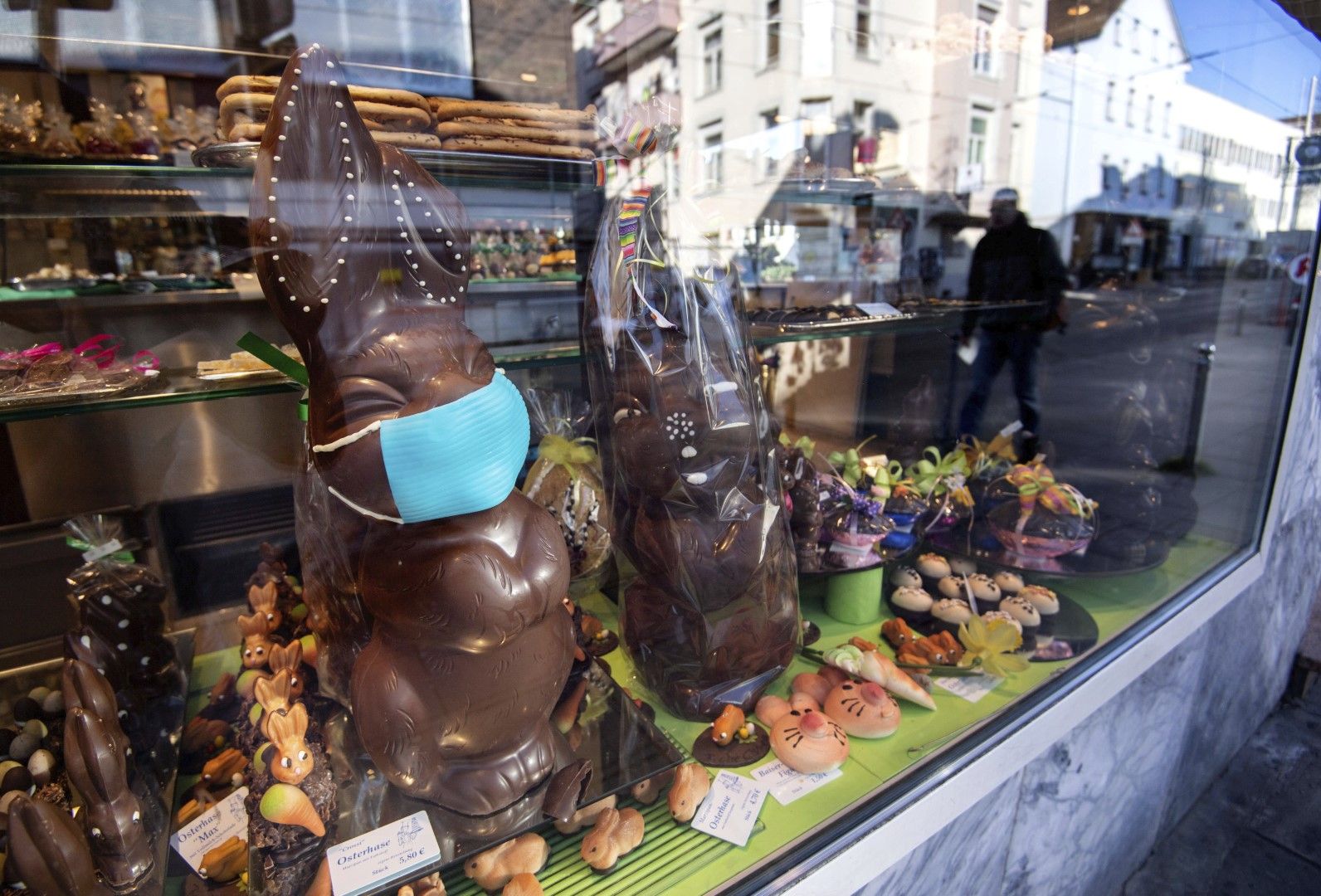 Шоколадов великденски заек на витрината на сладкарски магазин в Щутгарт