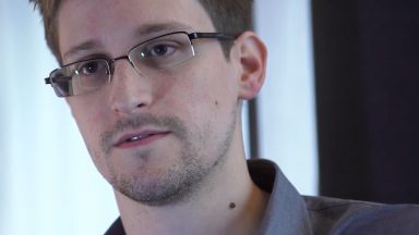 Американският разобличител Едуард Сноудън защити решението си да приеме руско