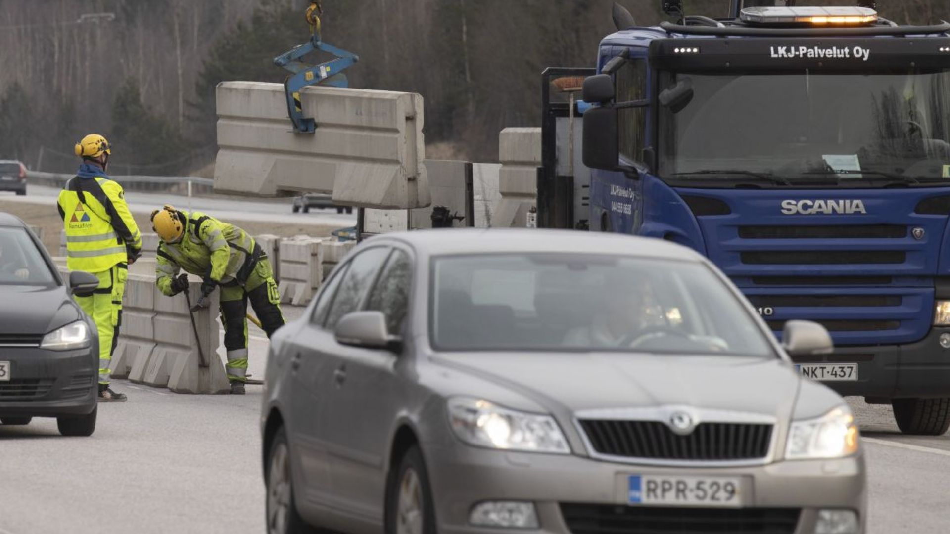 Полицията и армията във Финландия блокираха всички пътища, свързващи столицата