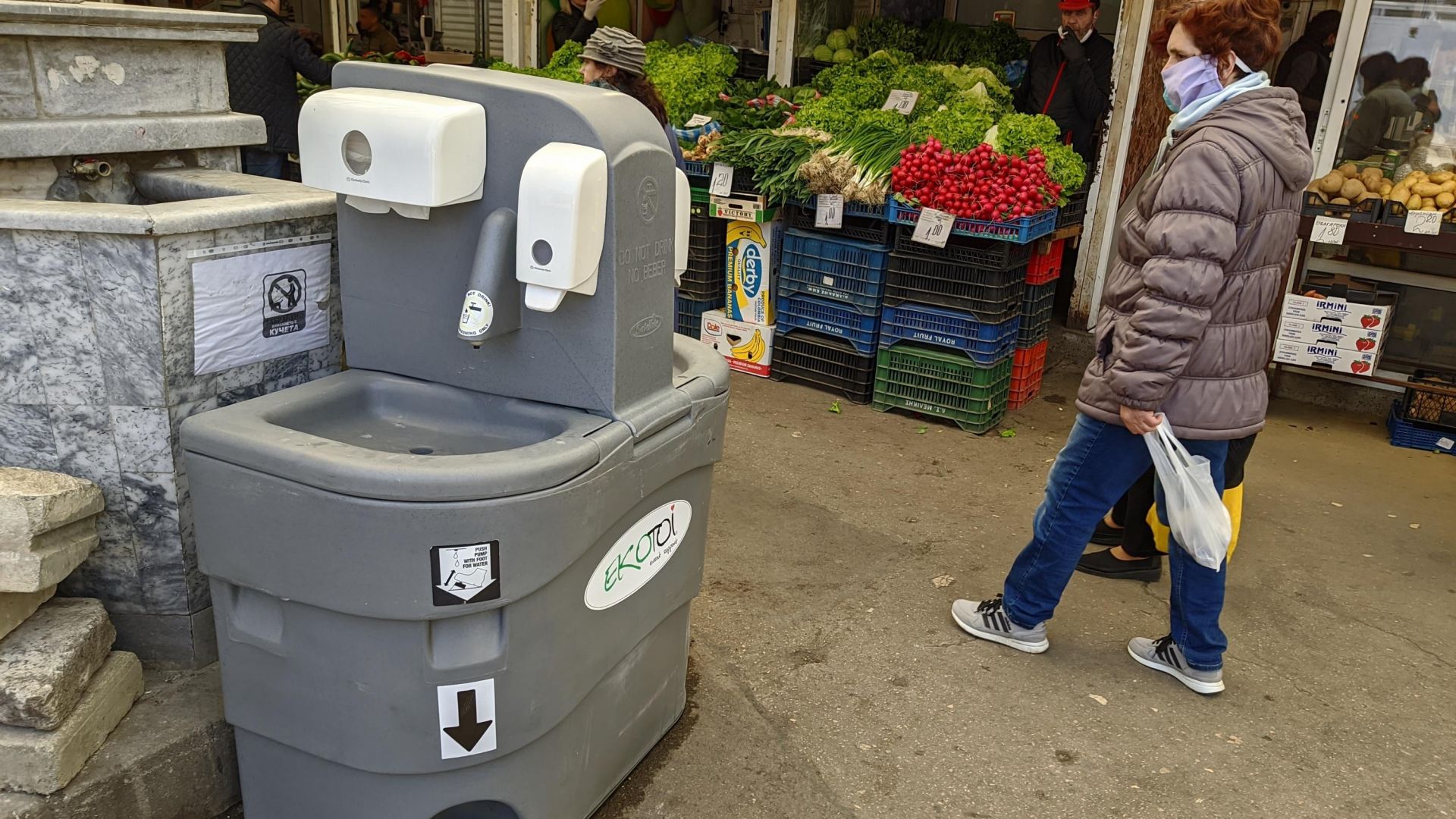 Мобилни чешми за миене и дезинфекция на ръцете се поставят на