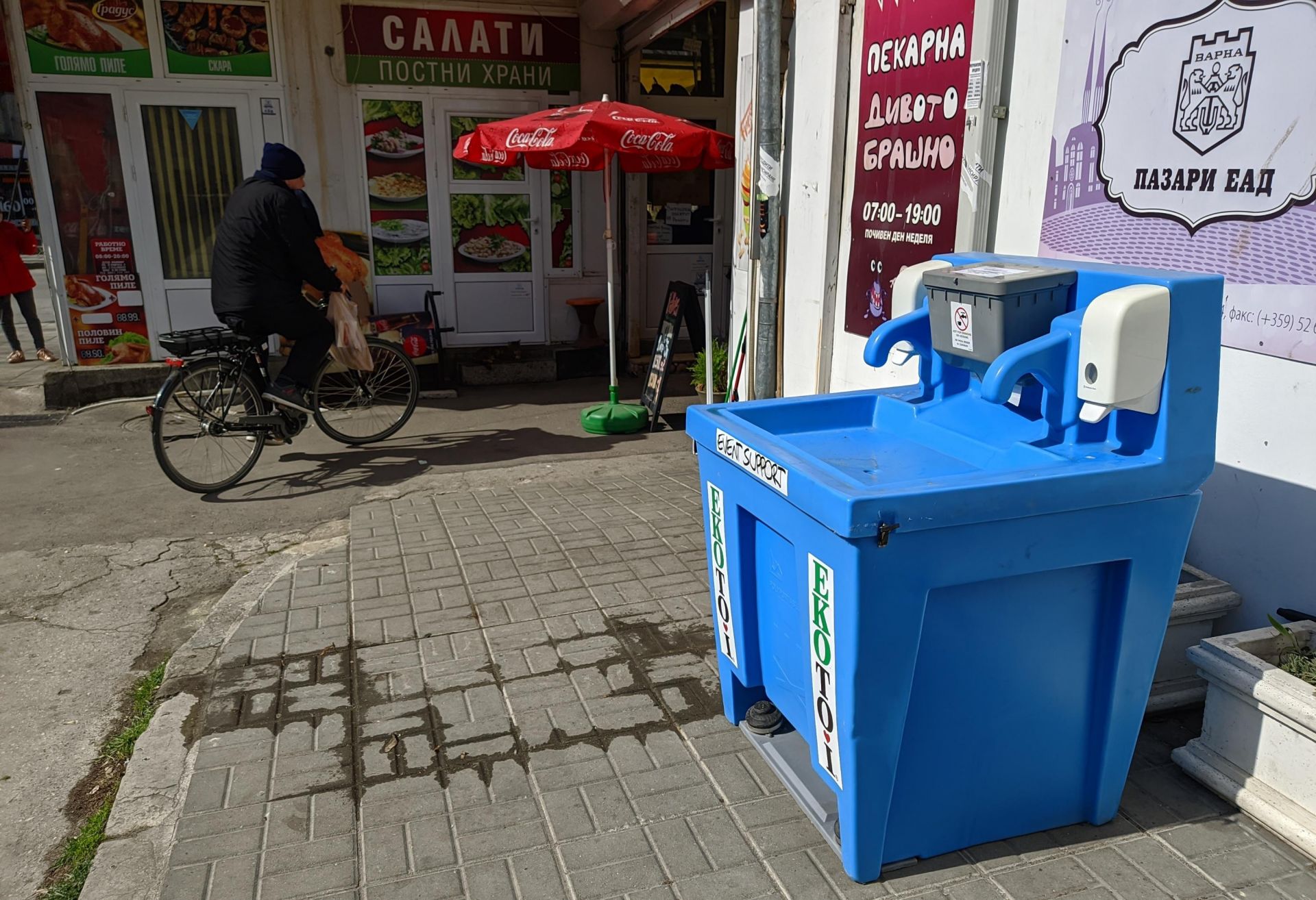 Мобилни чешми за миене и дезинфекция на ръцете се поставят на обществени места във Варна, съобщиха от управата на града. Те са 20 на брой.