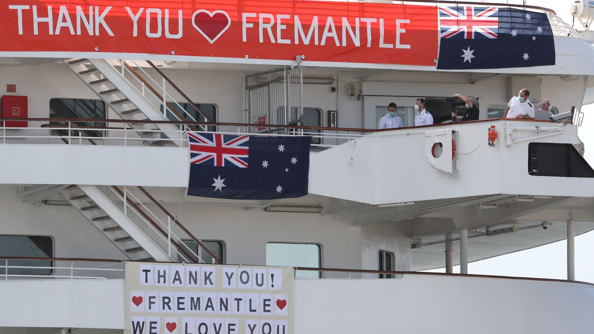 Заразен с коронавирус круизен кораб получи разрешение да акостира край