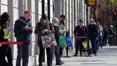 Супермаркетите са мястото където англичаните се заразяват най често с новия