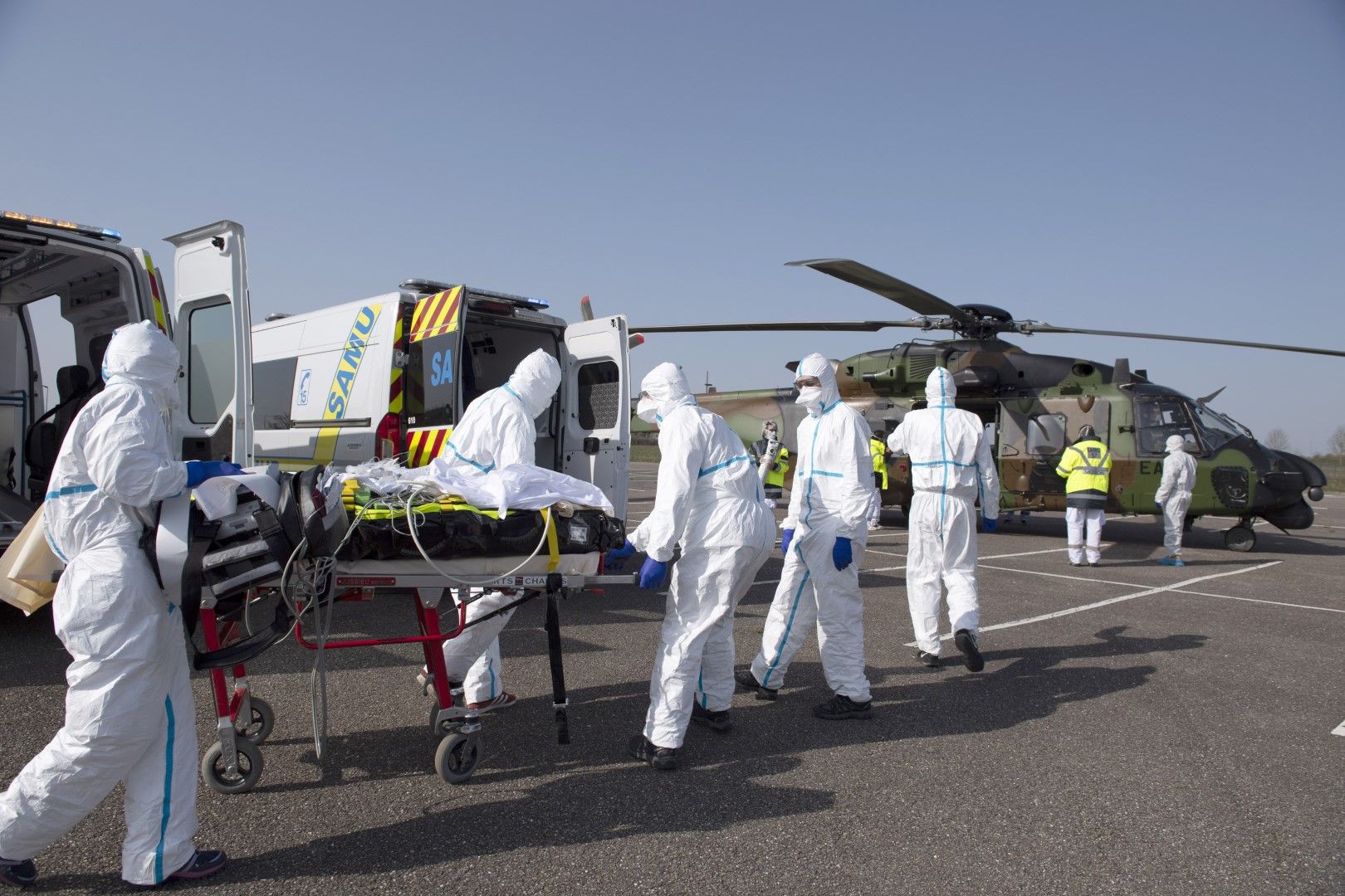 С военен хеликоптер транспортират тежко болен от Covid-19 пациент от Мец, Източна Франция, до Есен, Германия  