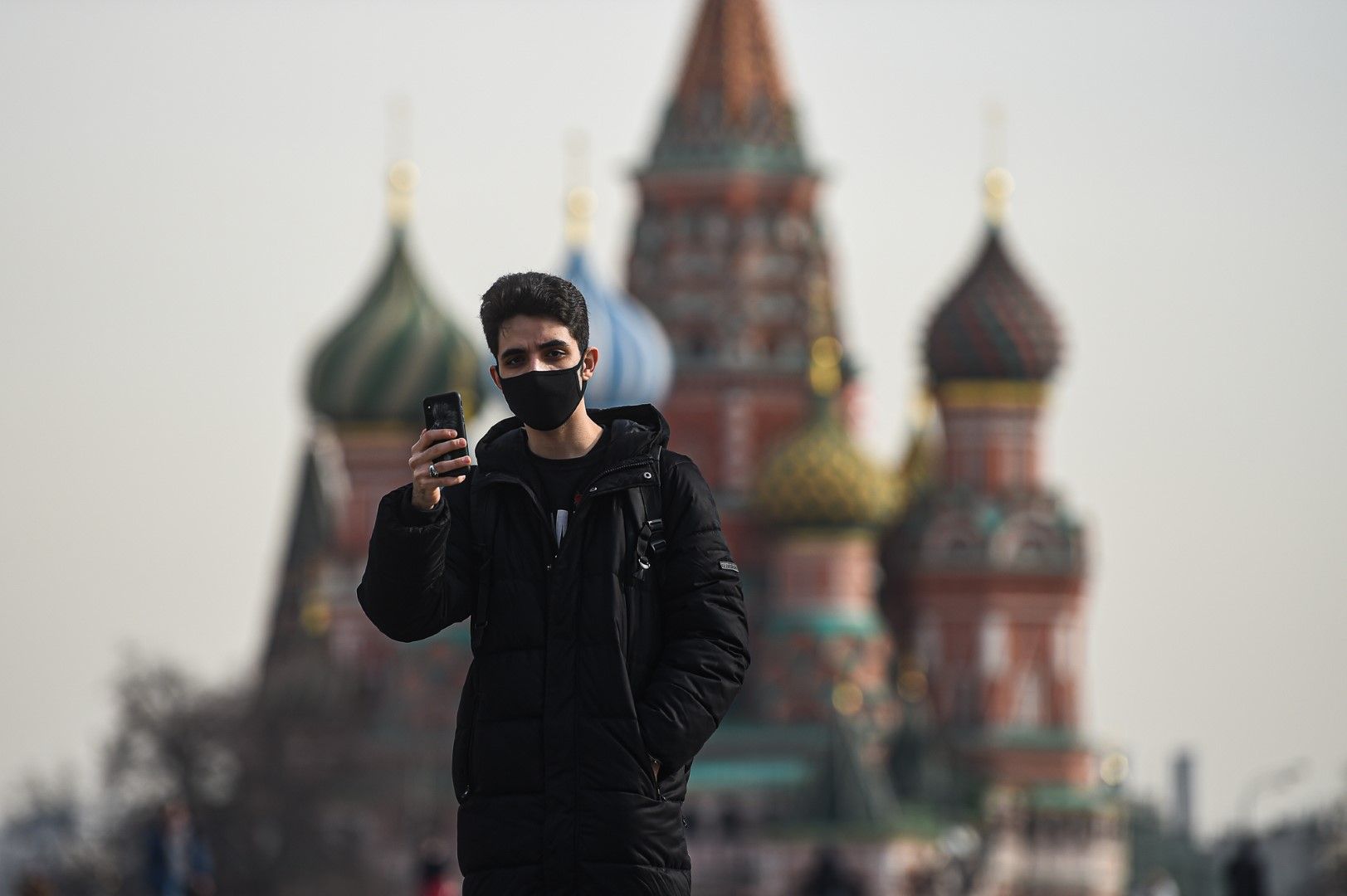 Мъж със защитна маска на Червения площад в Москва. В руската столица потвърдените случаи на зараза са 114