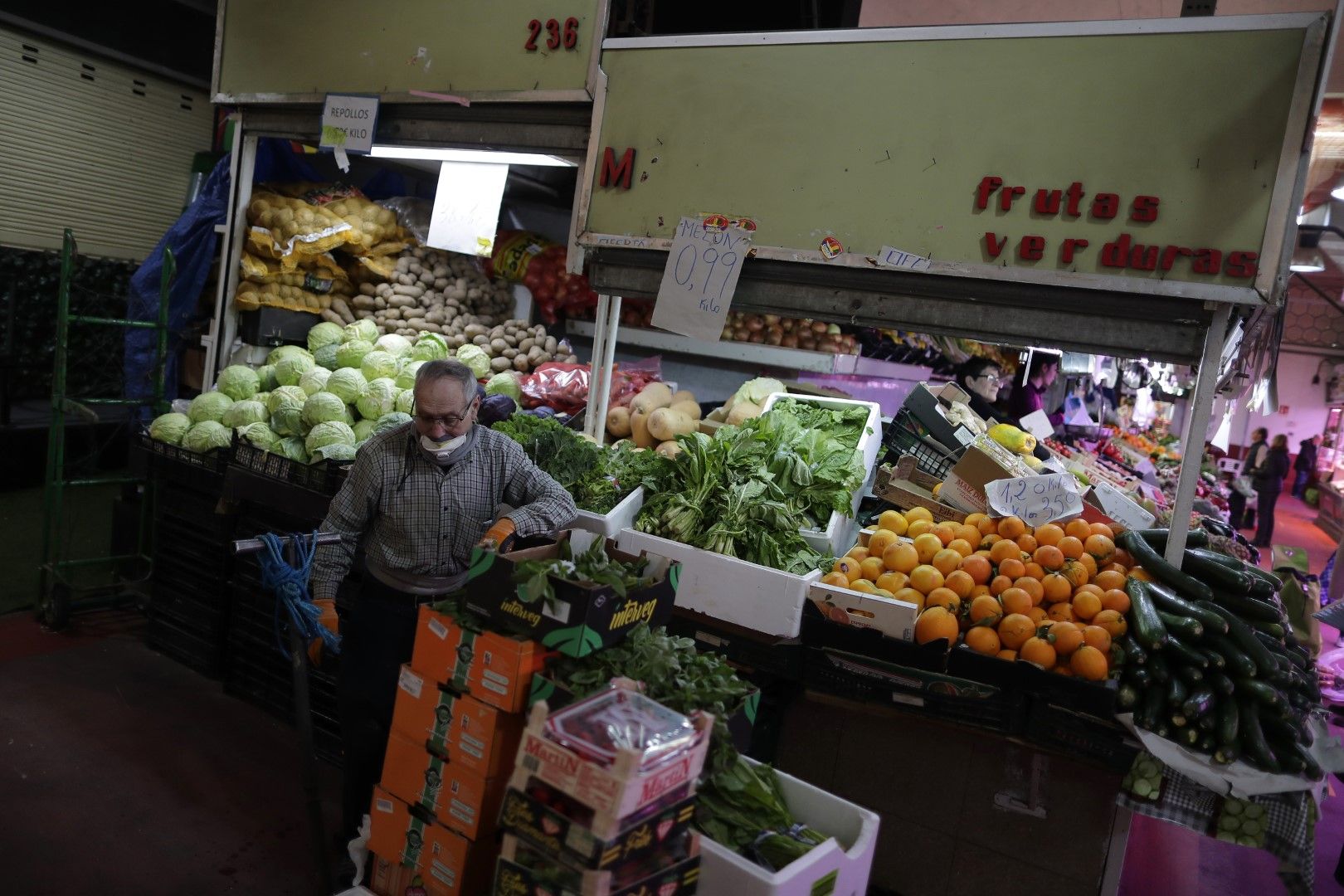 Продавач с предпазна маска в магазин за плодове и зеленчуци в Мадрид