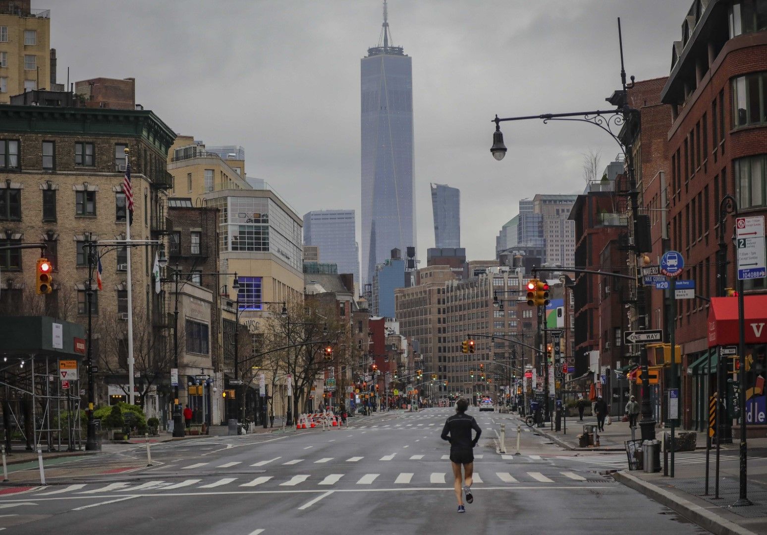 Самотен мъж тича по 7-мо авеню в Ню Йорк - градът епицентър на заразата в САЩ