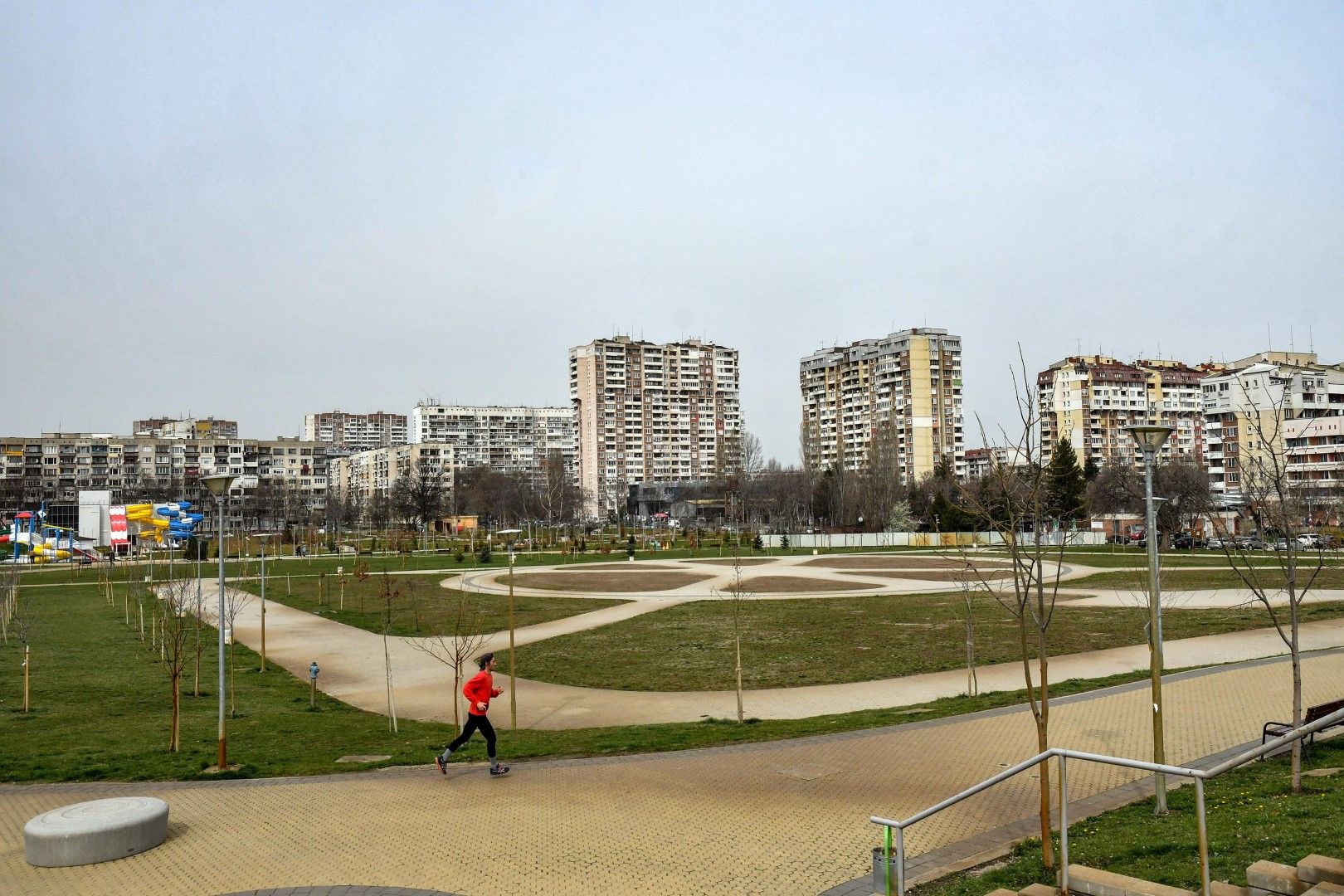 Празни улици и паркове в София