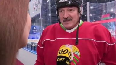 Президентът на Беларус поигра хокей и успокои: Няма никакъв вирус