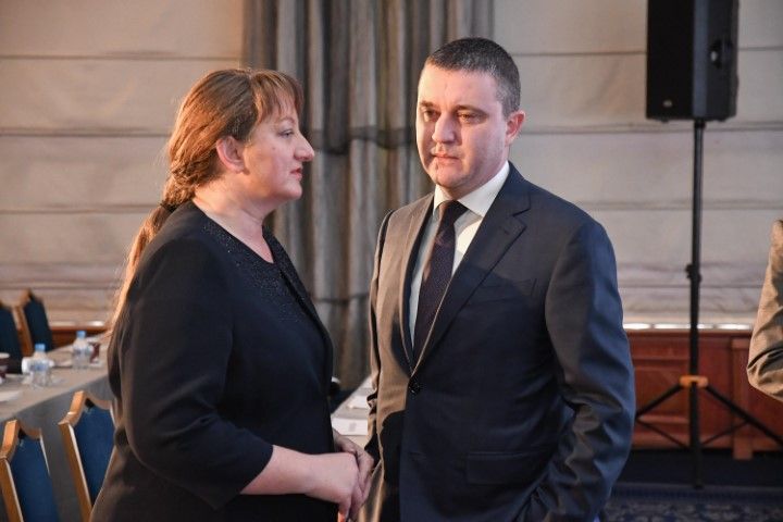 Министрите Деница Сачева и Владислав Горанов на няколко пъти подкрепиха прилагането на мярката 60:40 за запазване на заетост