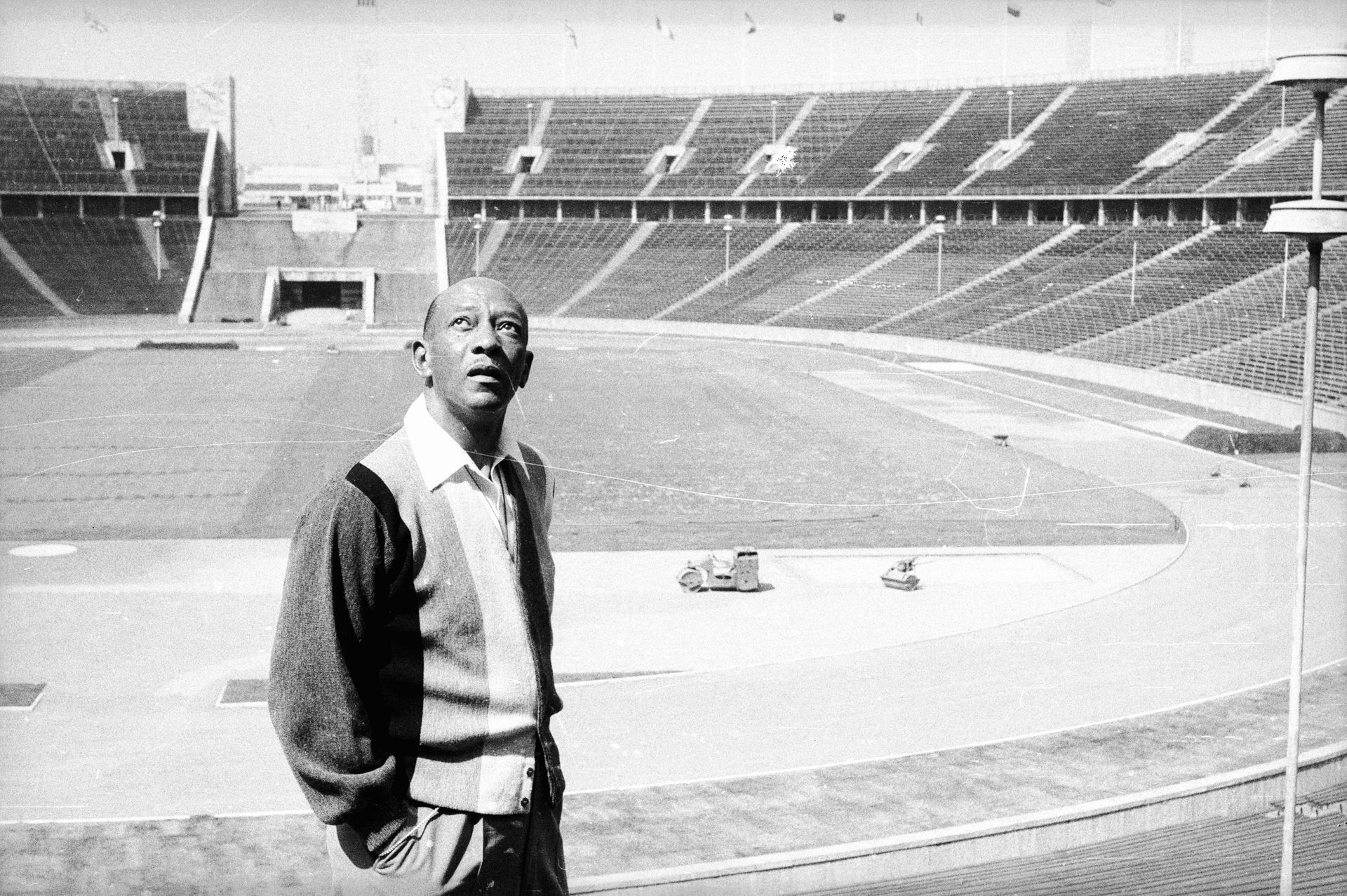 1965 г. - Оуенс на Олимпийския стадион в Берлин, където десетилетия по-рано спечели 4 златни медала