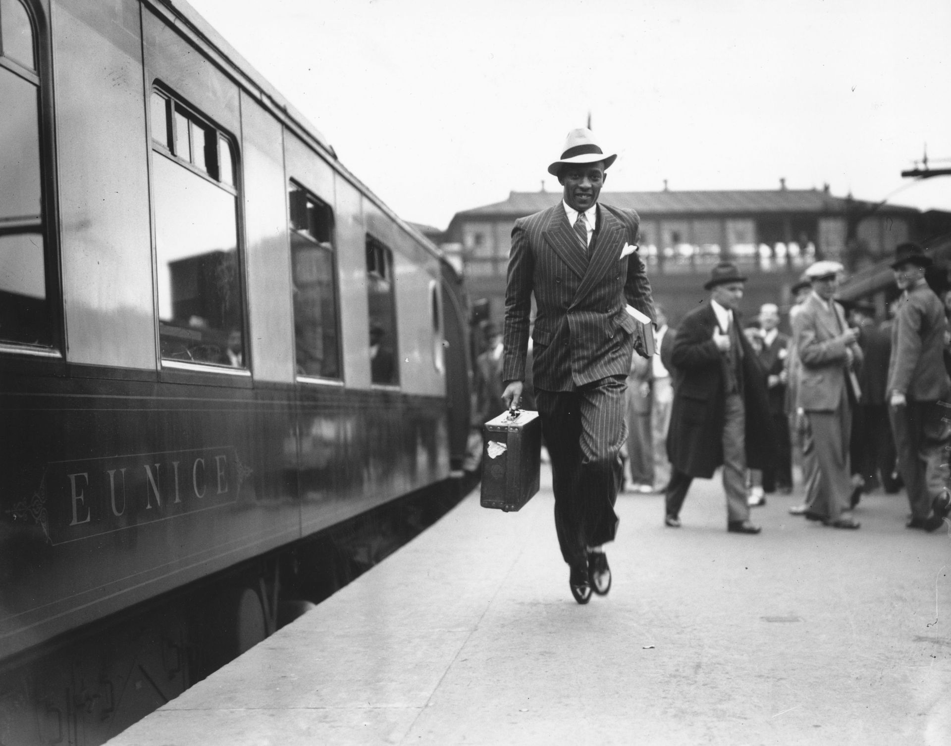 Август 1936 г. - Оуенс хваща влака от Лондон за Саутхемптън, откъдето с парахода "Куин Мери" се прибира в Ню Йорк след триумфа си на Олимпиадата в Берлин