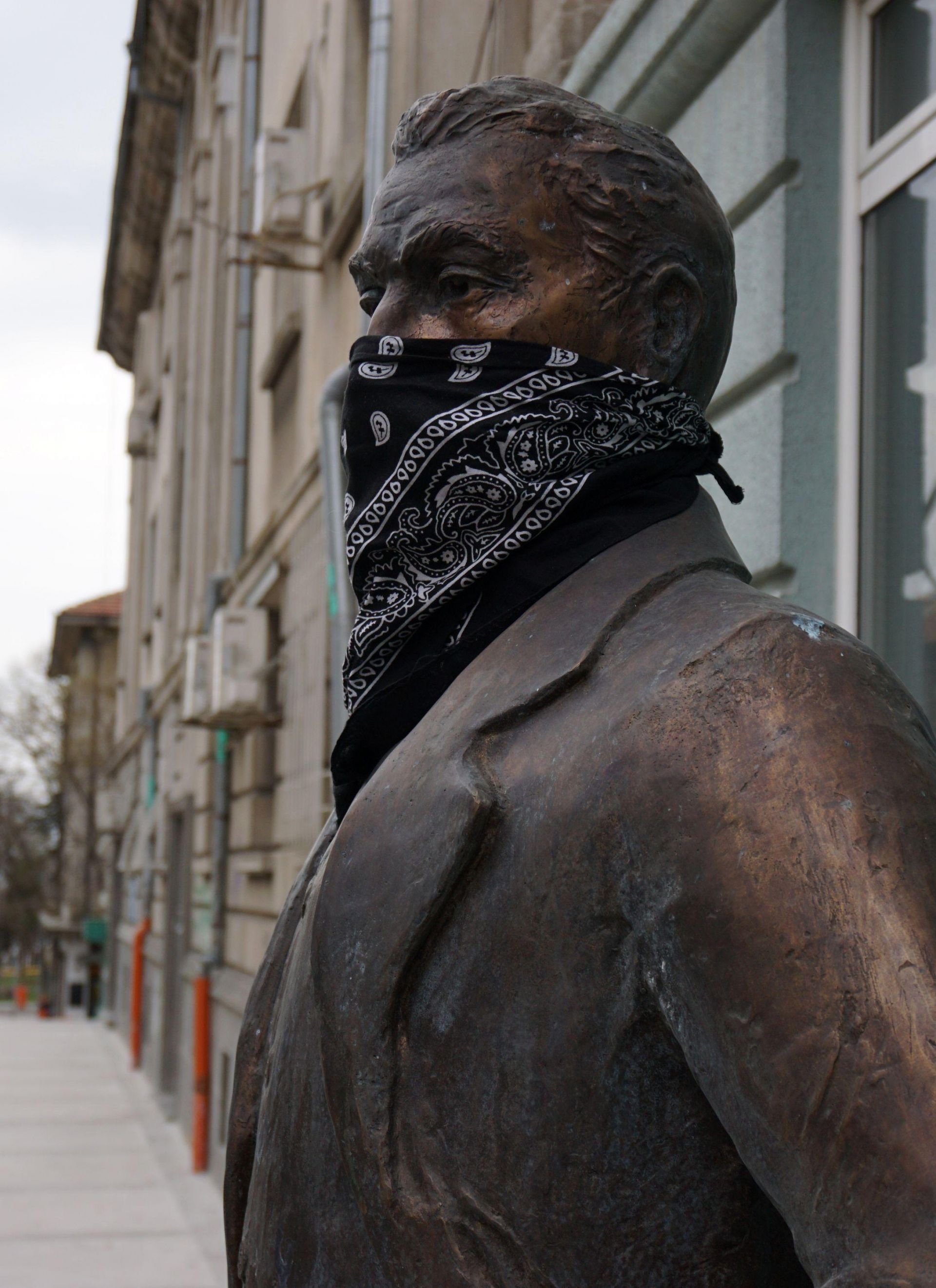 Ентусиасти вързаха шал по паметника на Михаил Колони 