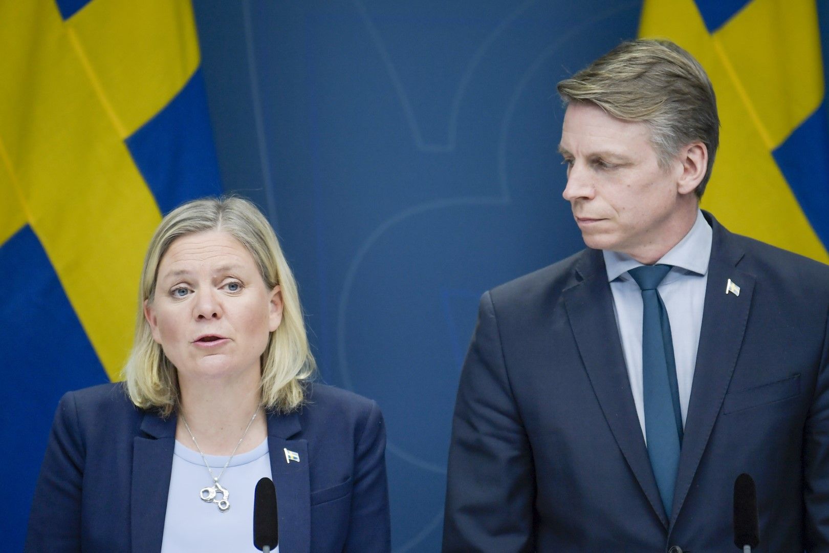 Министърът на финансите Магдалена Андерсон и министърът за финансовите пазари и жилищното строителство Пер Болунд дадоха пресконференция, на която обявиха, че Швеция я чакат тежки времена