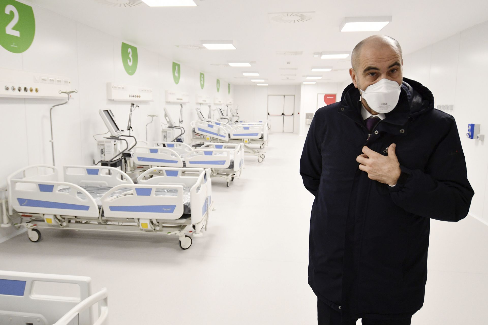 Полевата болница за интензивно лечение разполага с 200 легла в панаирните площадки 