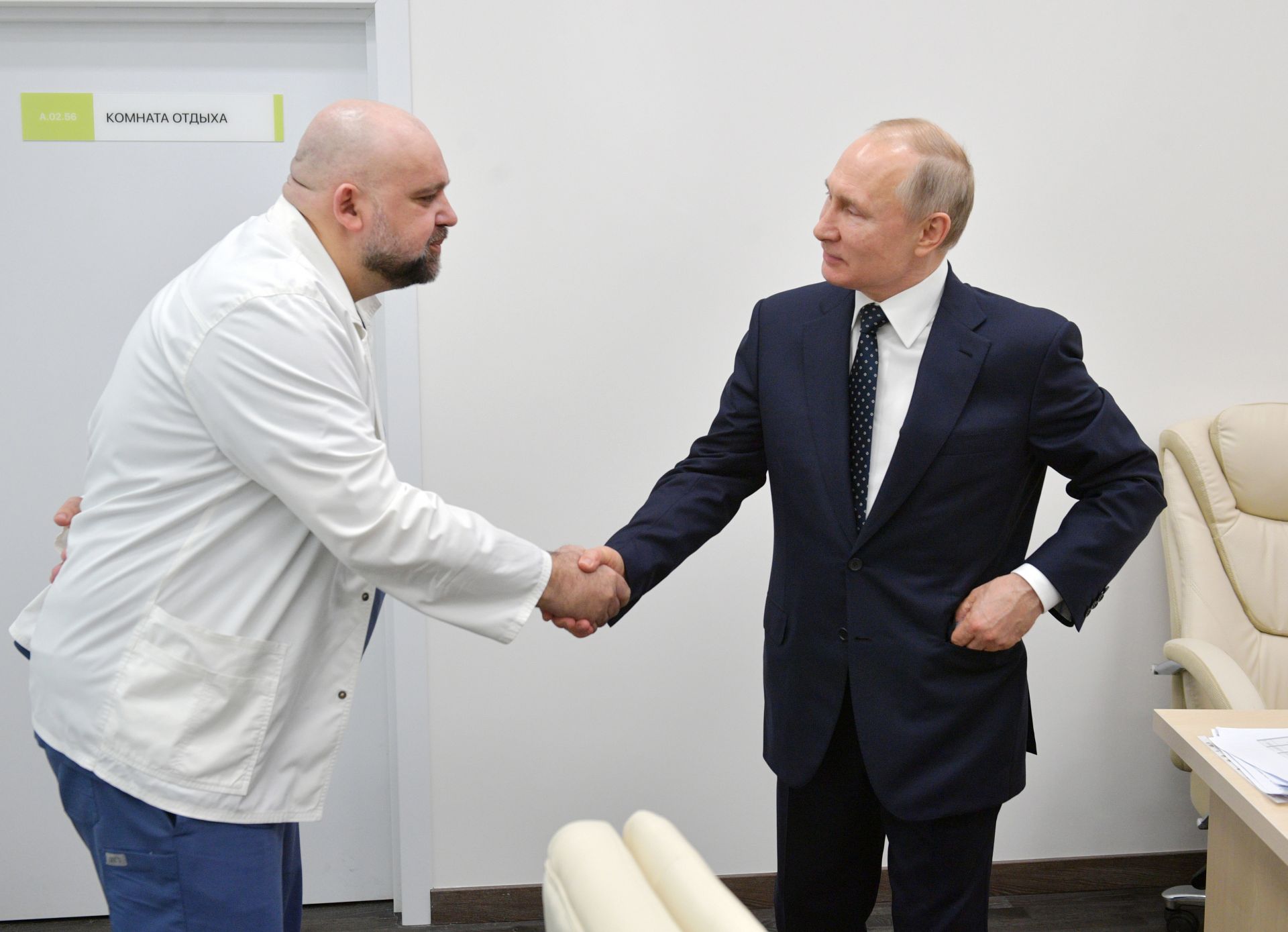 Руският президент Владимир Путин и шефът на болницата Денис Проценко влизат в болницата за пациенти с коронавирус в селището Комунарка, извън Москва