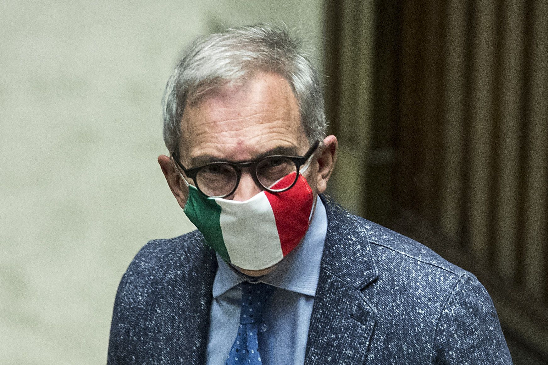 Депутат с маска с цветовете на италианското знаме