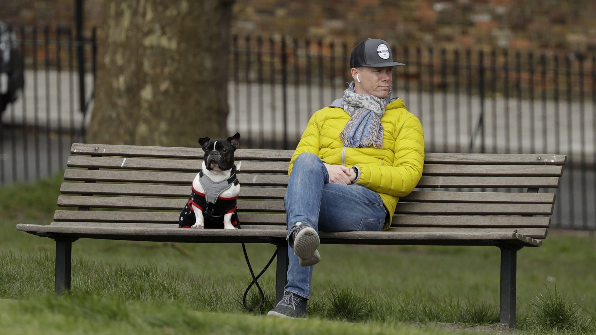 Някои британски полицаи е възможно малко да са прекалили Това