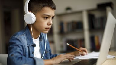 Безплатна единна електронна образователна платформа ще посрещне учениците учителите и