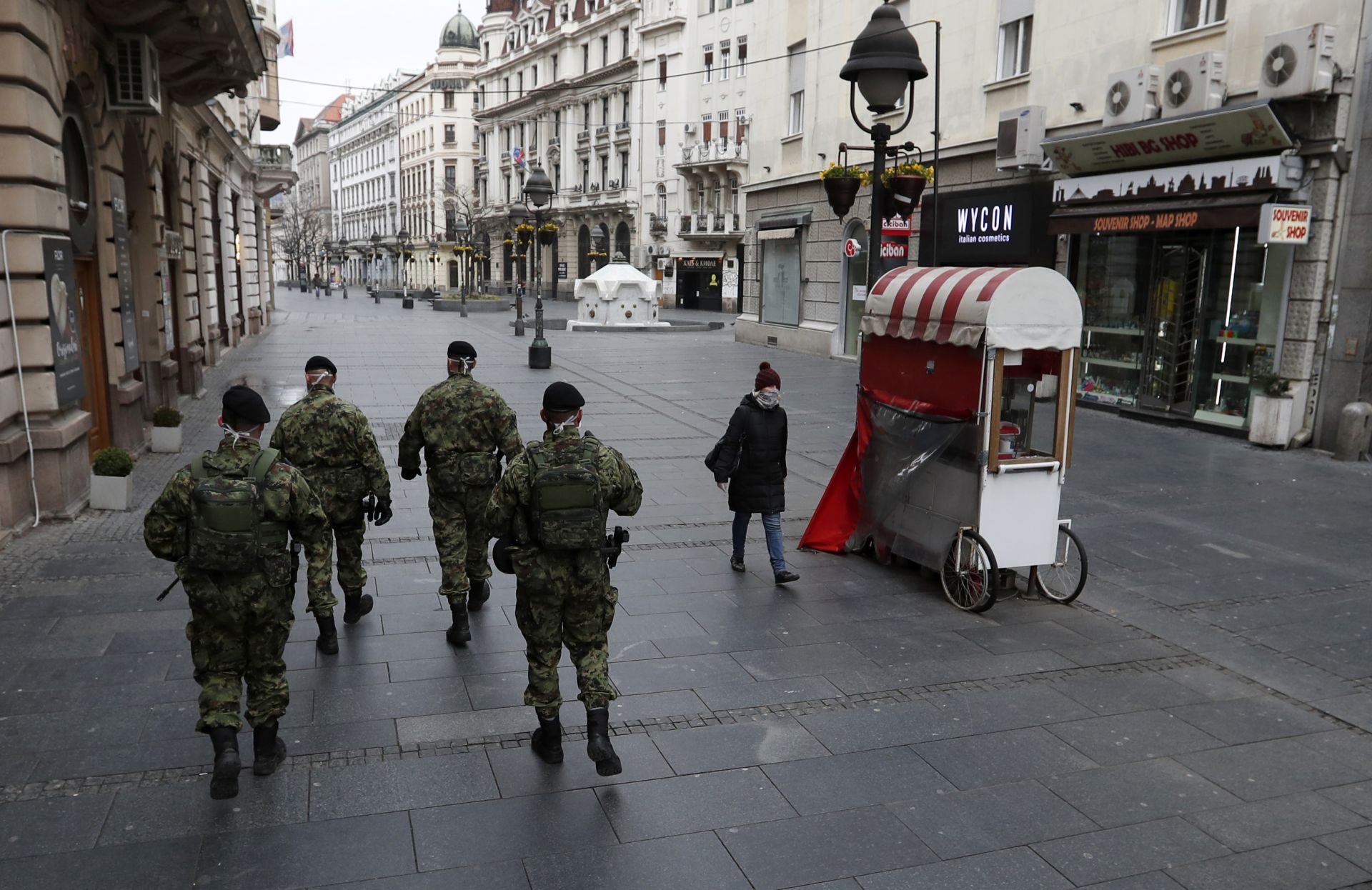 Военни с маски патрулират по улиците на Белград