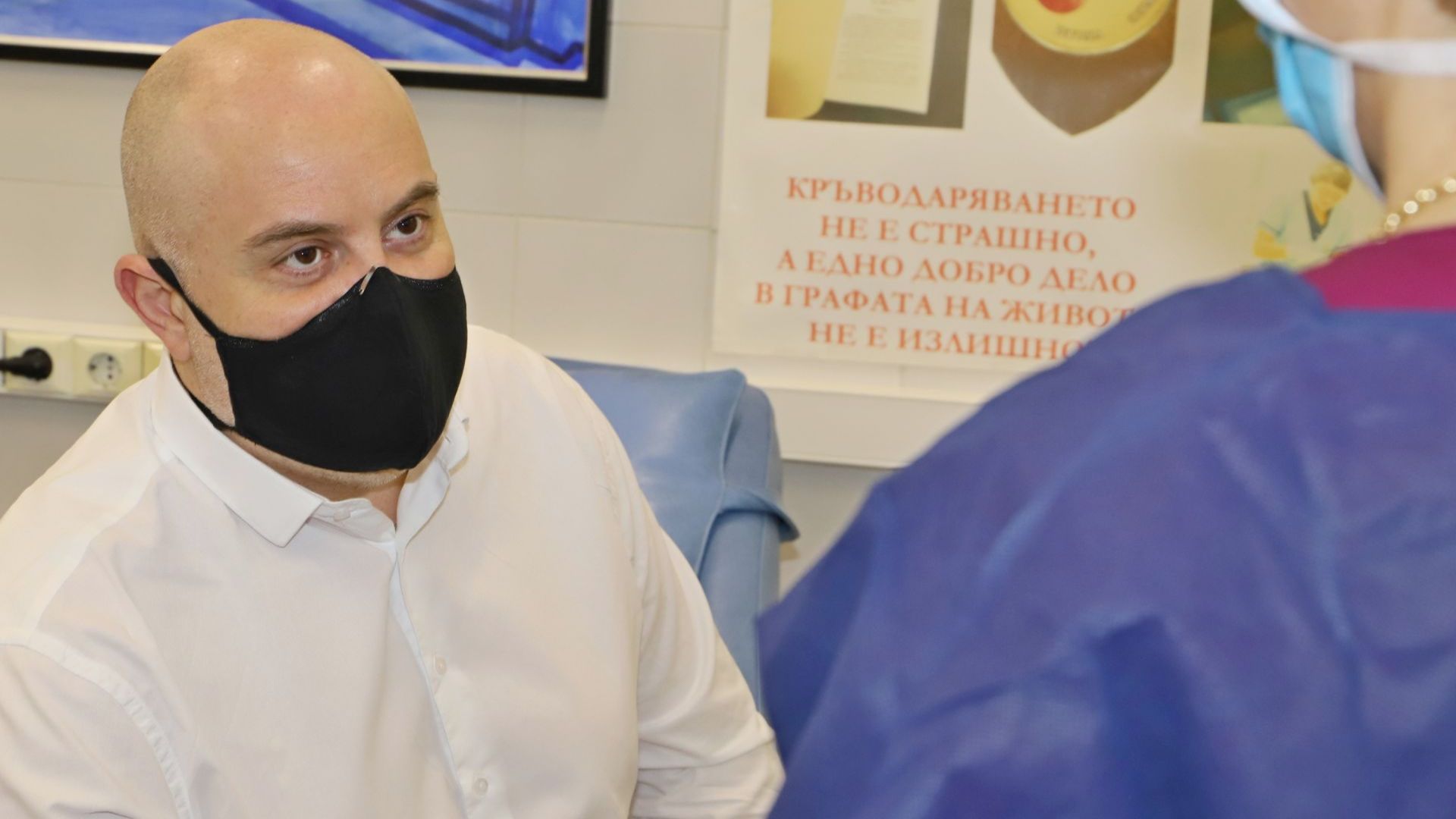 Главният прокурор Иван Гешев дари кръв (снимки)