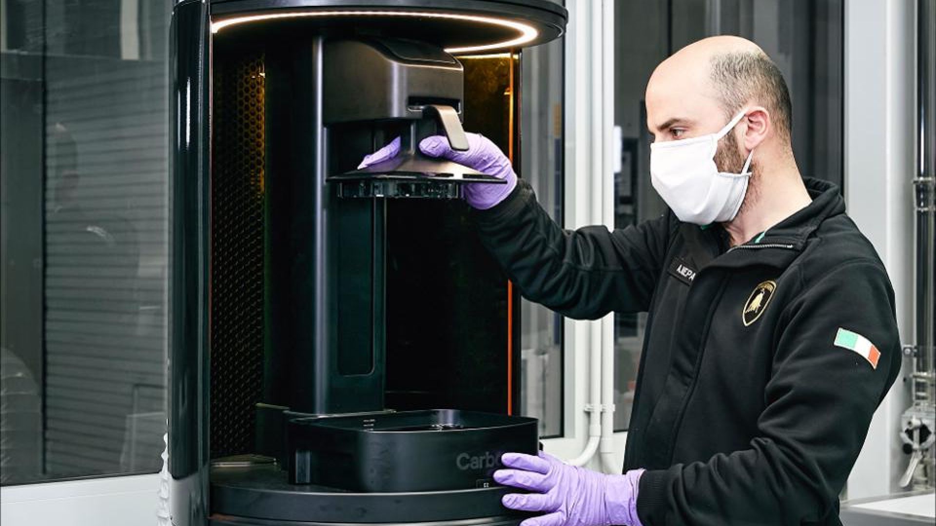 Lamborghini произвежда медицински щитове с 3D принтер