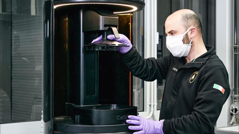 Lamborghini произвежда медицински щитове с 3D принтер
