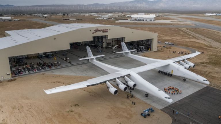 Най-големият самолет в света ще помага в хиперзвуковата програма на САЩ