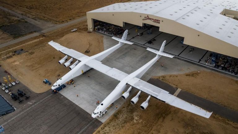 Най-големият самолет в света осъществи най-дългия си полет