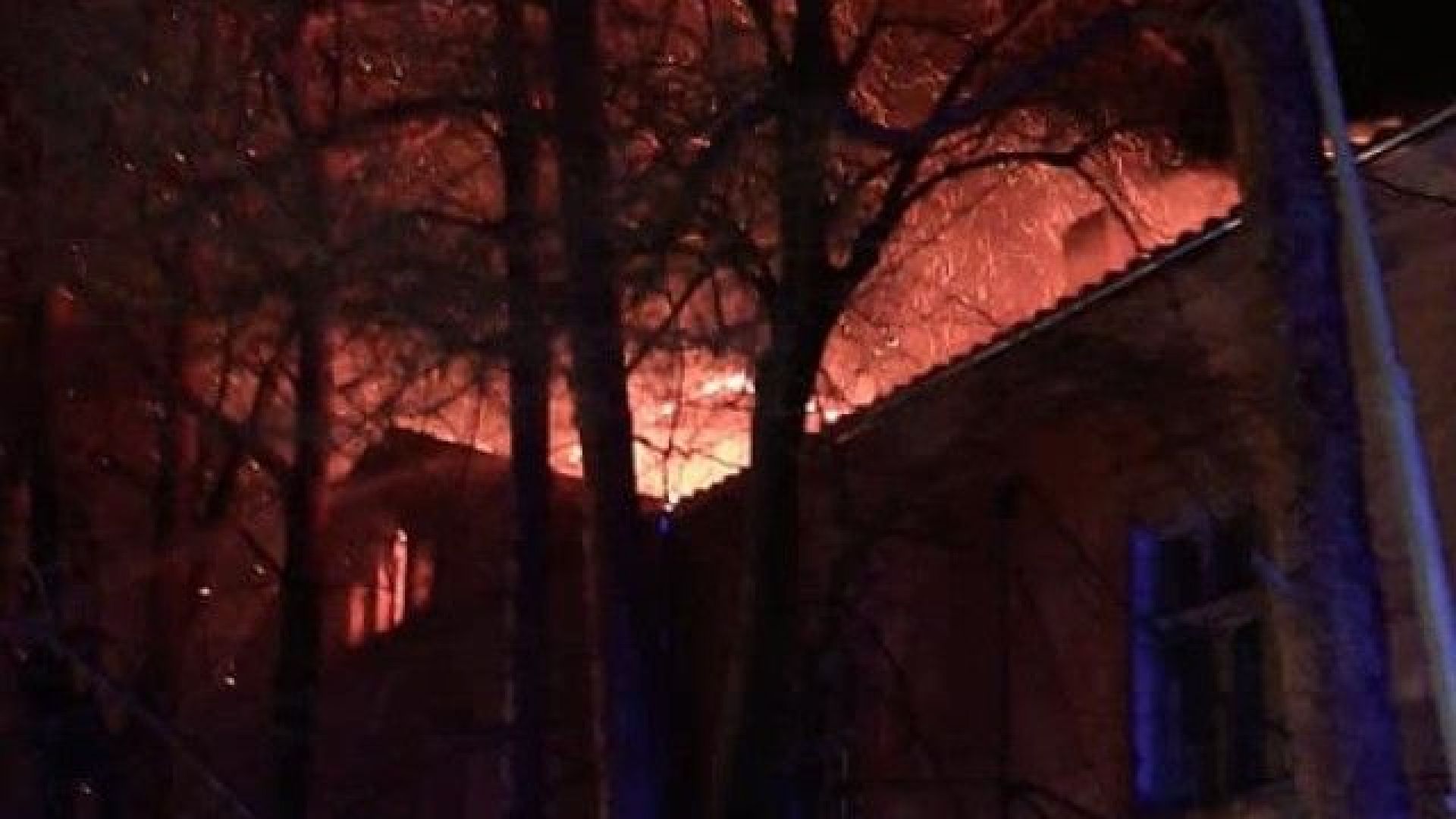 Голям пожар е избухнал късно снощи в старата митрополия на