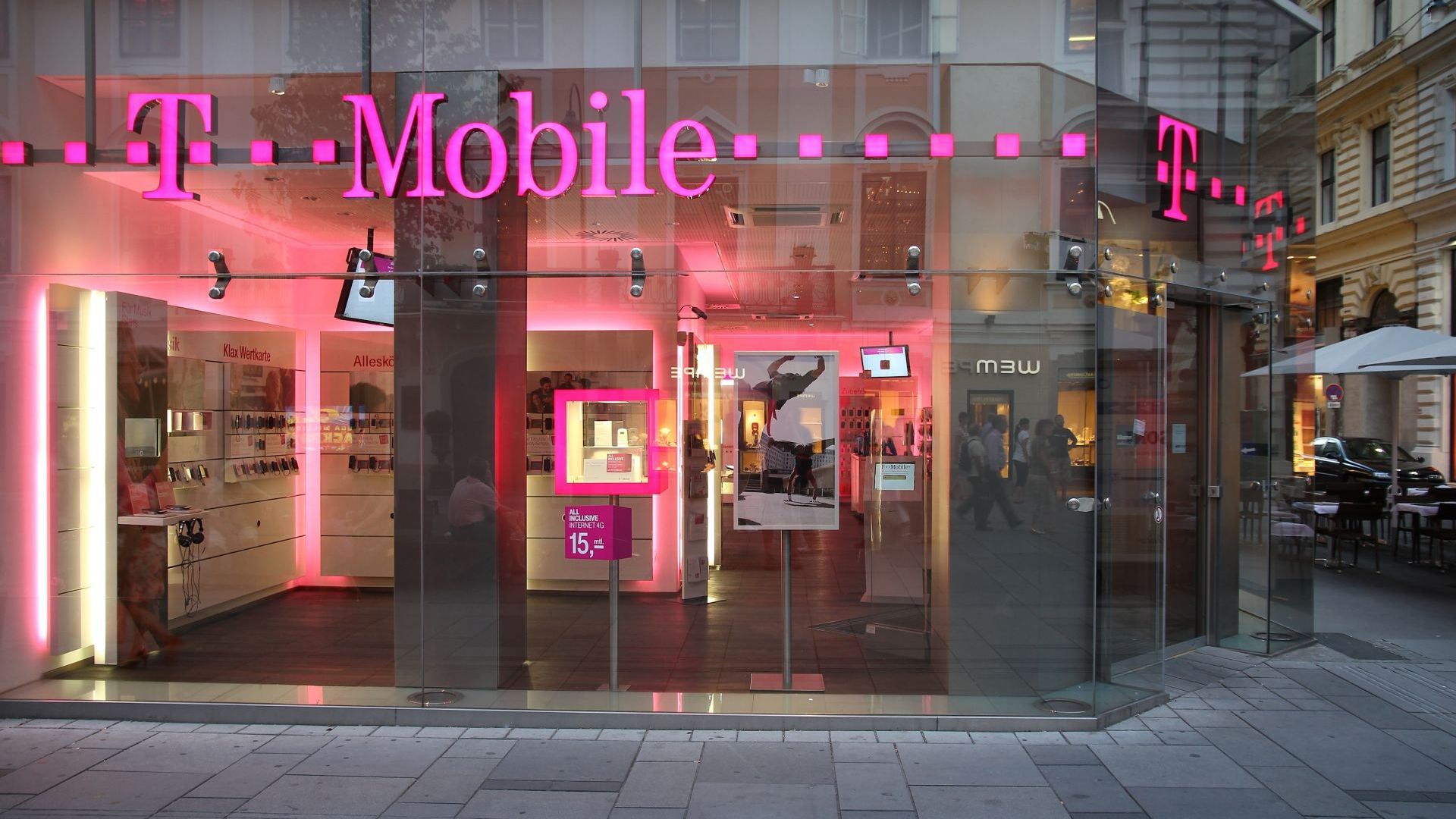 Мобилните оператори Т-мобайл и Спринт завършиха сливането си